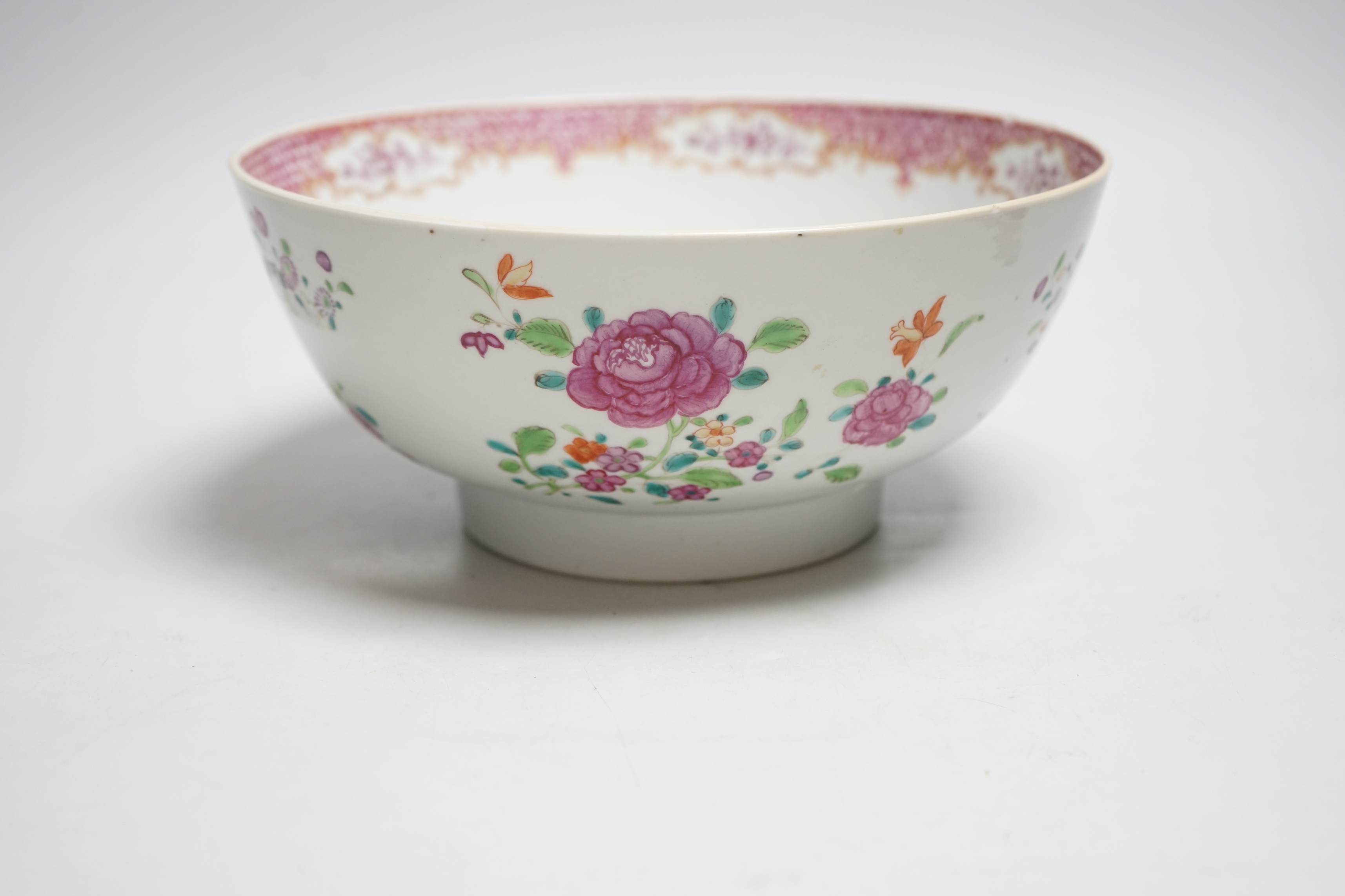 A Chinese famille rose bowl, Qianlong period, 23cm wide